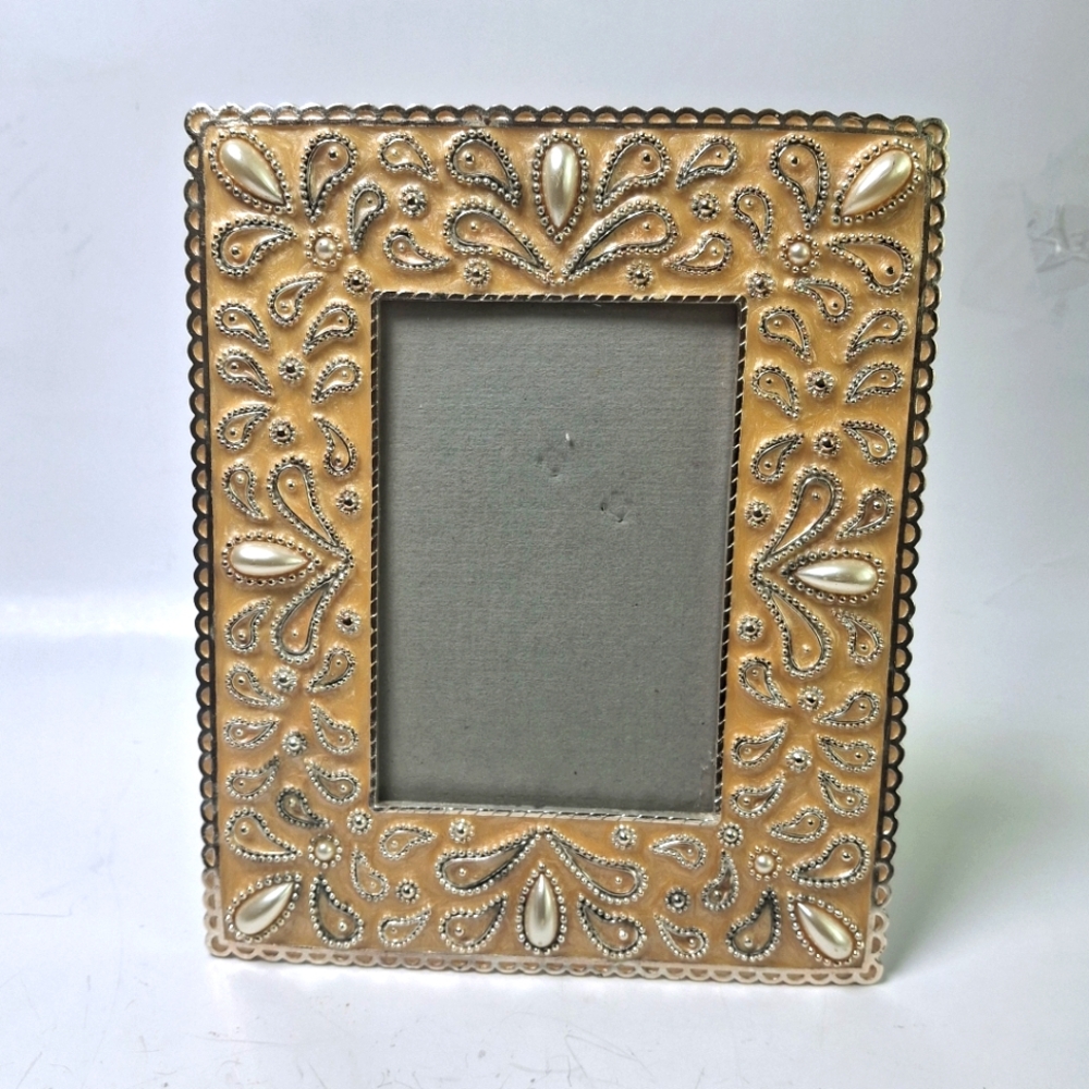 Ashleigh Manor Pearl 3D Paisley Photo Frame Yellow Gold Enamel Pewter Scalloped